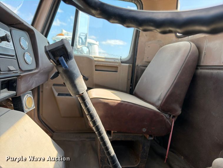 image for item DT3054 1985 International F-2574 ready mix truck