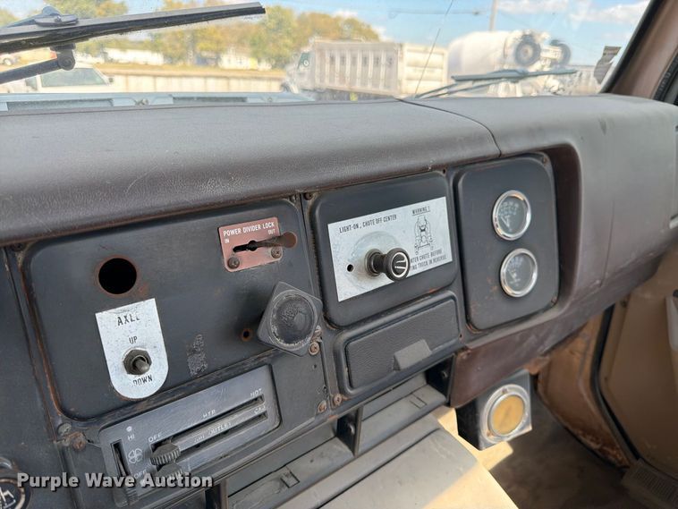 image for item DT3054 1985 International F-2574 ready mix truck