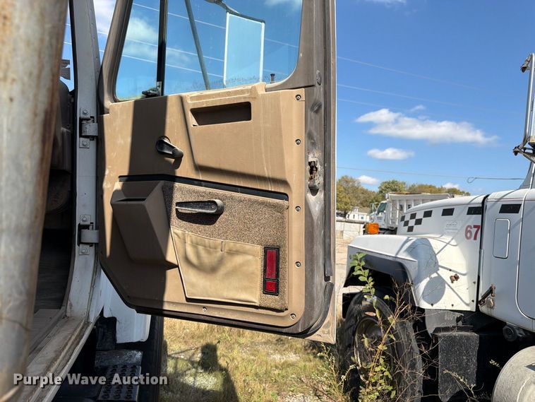image for item DT3054 1985 International F-2574 ready mix truck
