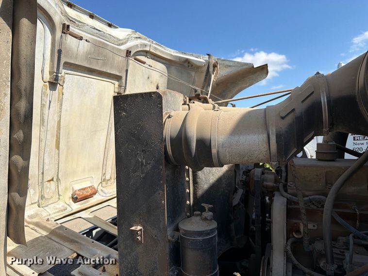 image for item DT3054 1985 International F-2574 ready mix truck