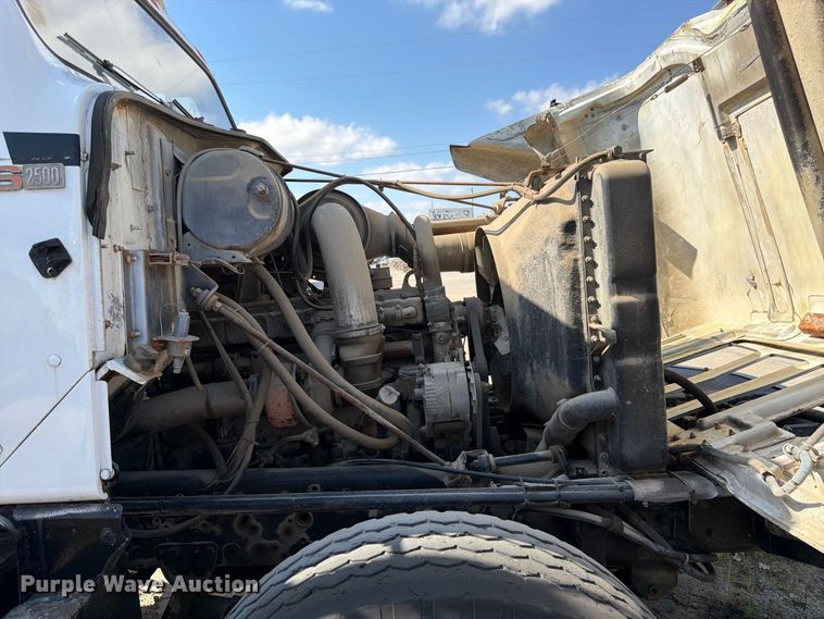 image for item DT3054 1985 International F-2574 ready mix truck