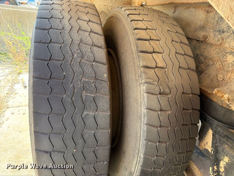 image for item DT3054 1985 International F-2574 ready mix truck