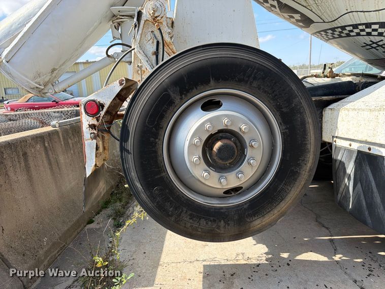image for item DT3054 1985 International F-2574 ready mix truck