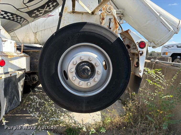 image for item DT3054 1985 International F-2574 ready mix truck