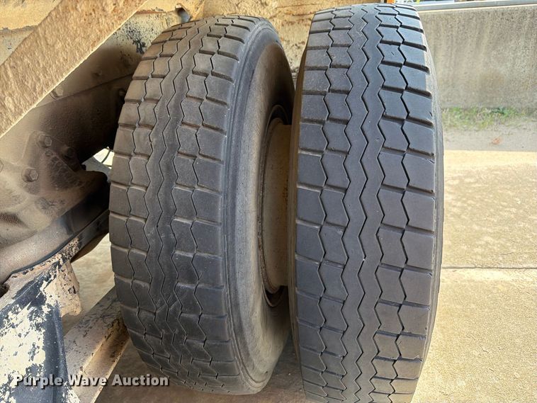 image for item DT3054 1985 International F-2574 ready mix truck