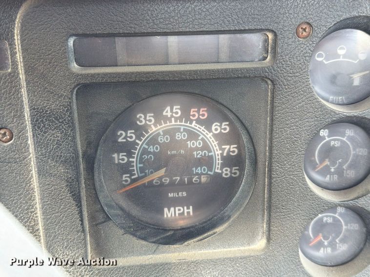 image for item DT3054 1985 International F-2574 ready mix truck