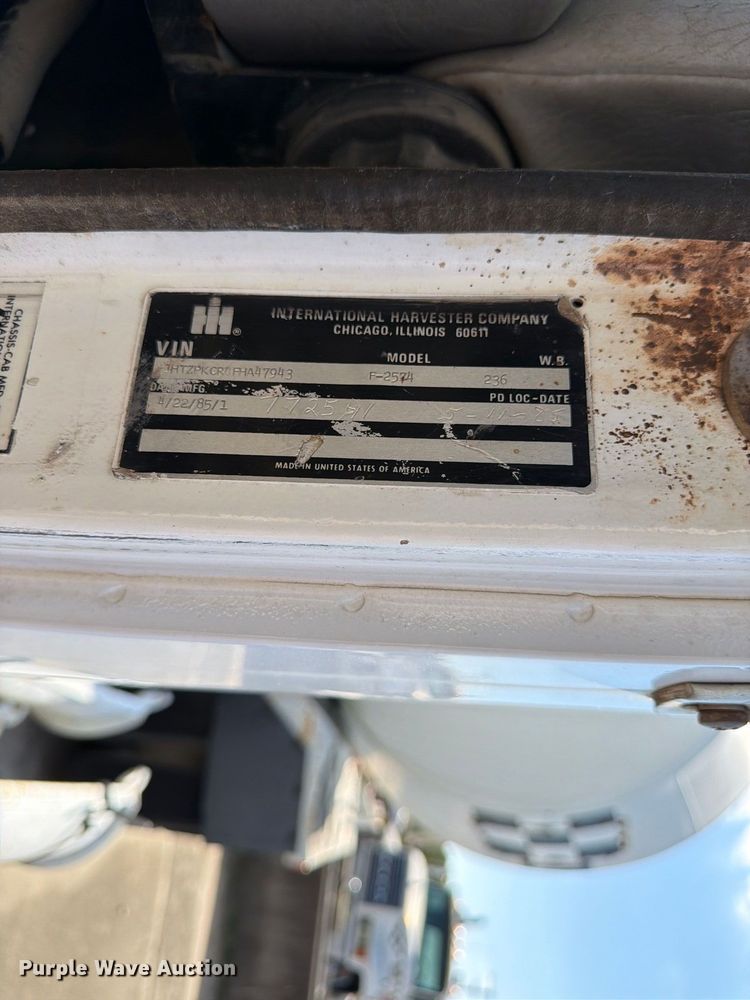 image for item DT3054 1985 International F-2574 ready mix truck