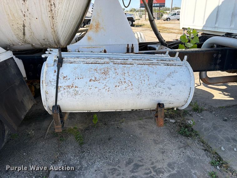 image for item DT3055 1997 Ford LT9000 ready mix truck