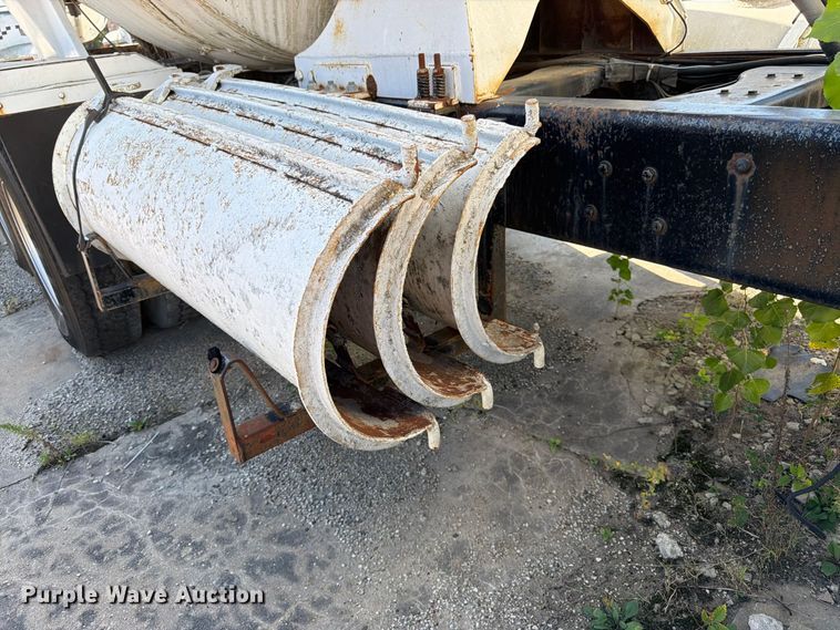 image for item DT3055 1997 Ford LT9000 ready mix truck