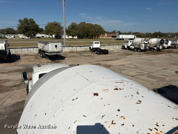 image for item DT3055 1997 Ford LT9000 ready mix truck