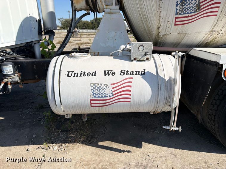 image for item DT3055 1997 Ford LT9000 ready mix truck