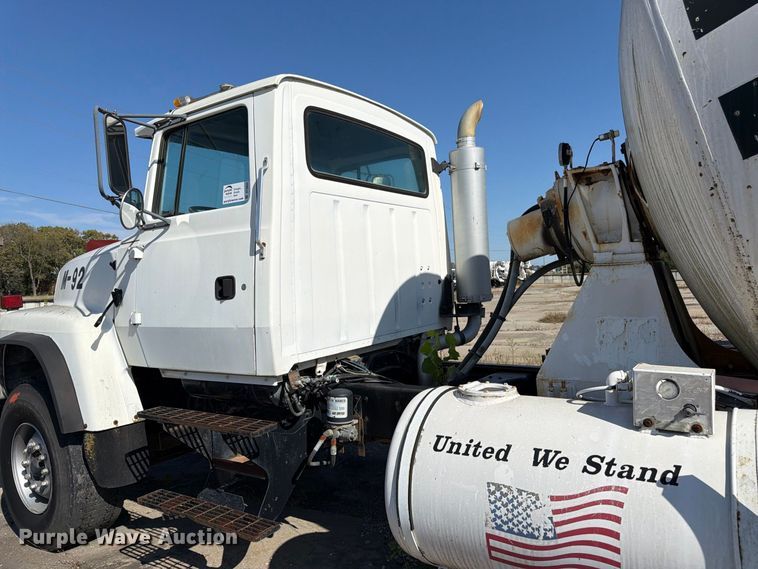 image for item DT3055 1997 Ford LT9000 ready mix truck