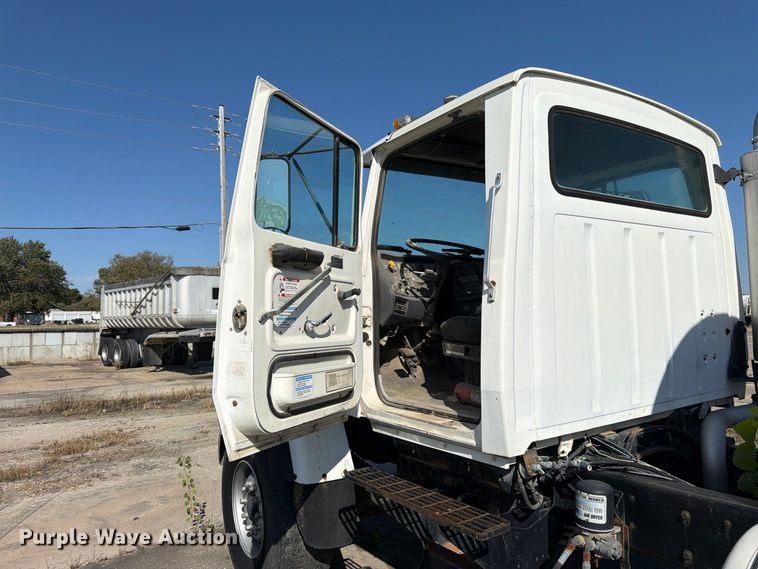 image for item DT3055 1997 Ford LT9000 ready mix truck