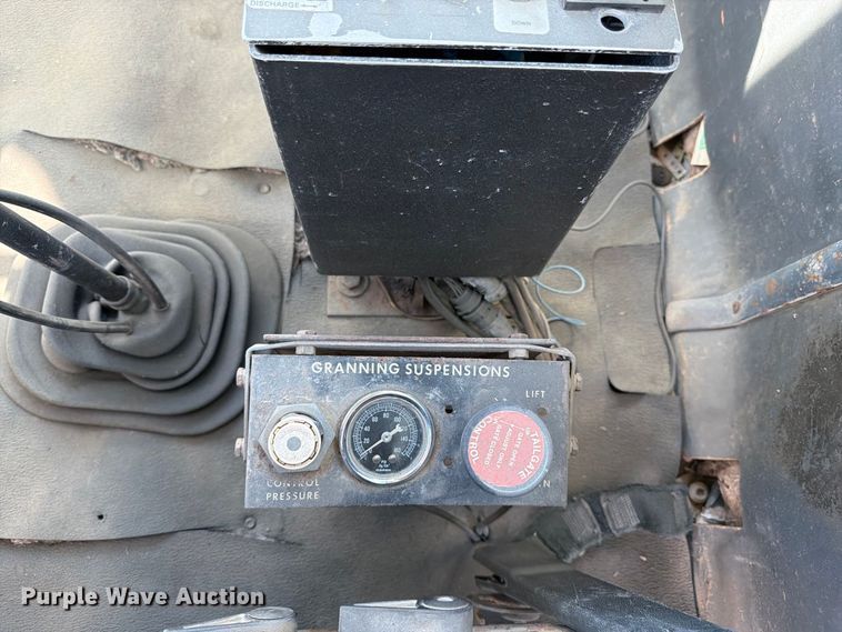 image for item DT3055 1997 Ford LT9000 ready mix truck