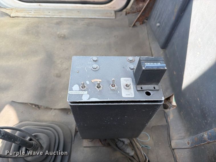 image for item DT3055 1997 Ford LT9000 ready mix truck
