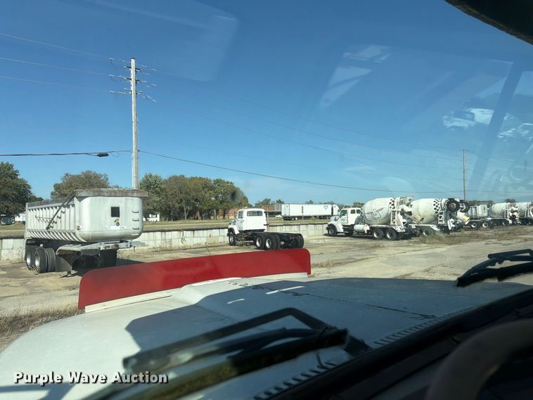 image for item DT3055 1997 Ford LT9000 ready mix truck