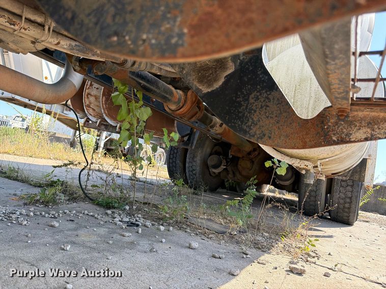 image for item DT3055 1997 Ford LT9000 ready mix truck