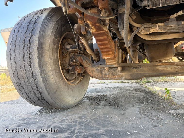 image for item DT3055 1997 Ford LT9000 ready mix truck