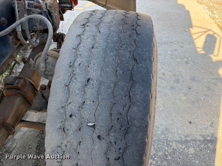 image for item DT3055 1997 Ford LT9000 ready mix truck