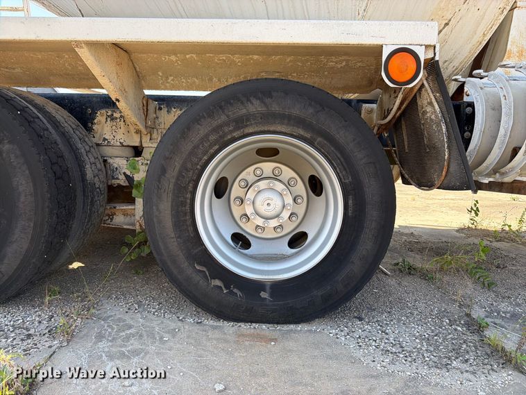 image for item DT3055 1997 Ford LT9000 ready mix truck
