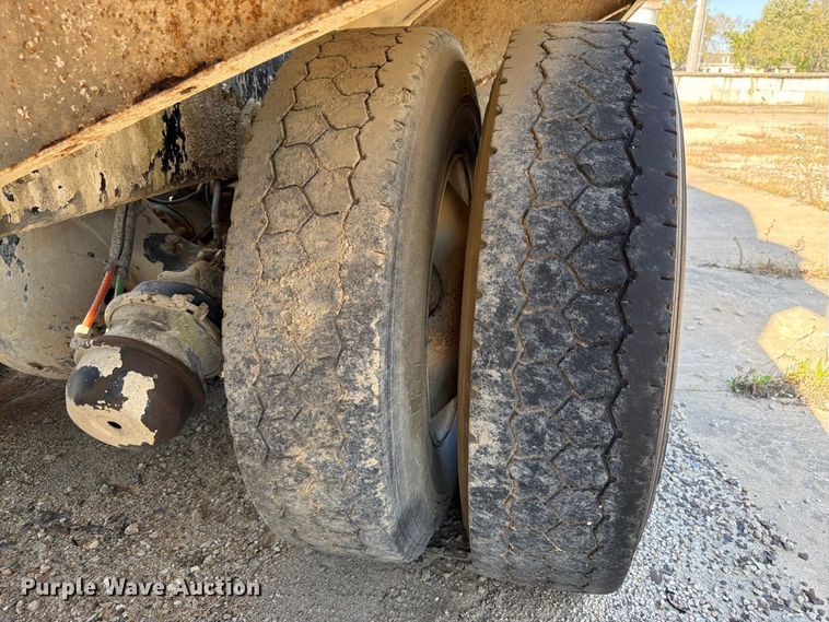 image for item DT3055 1997 Ford LT9000 ready mix truck