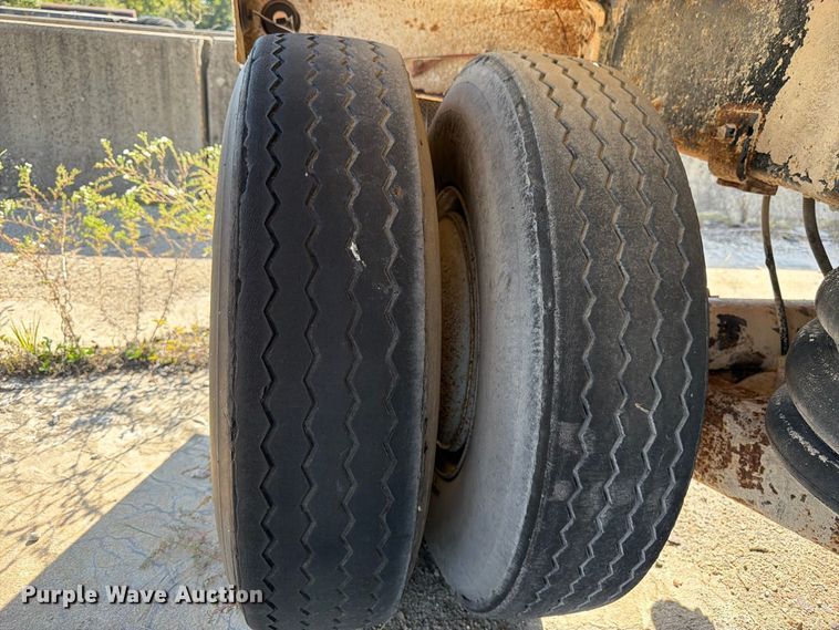 image for item DT3055 1997 Ford LT9000 ready mix truck