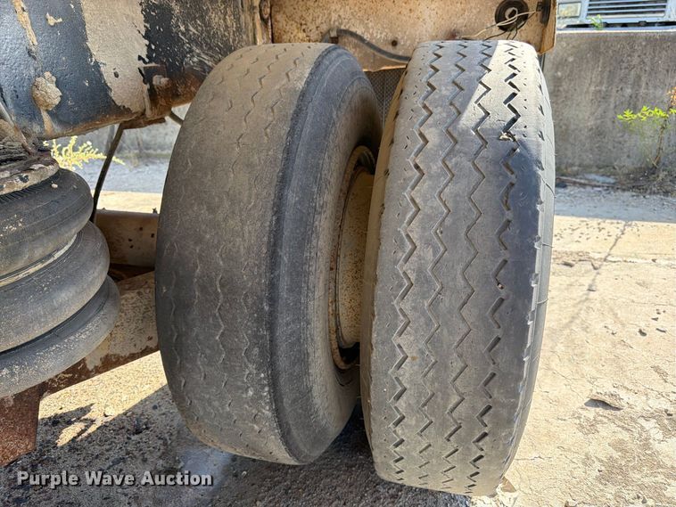 image for item DT3055 1997 Ford LT9000 ready mix truck