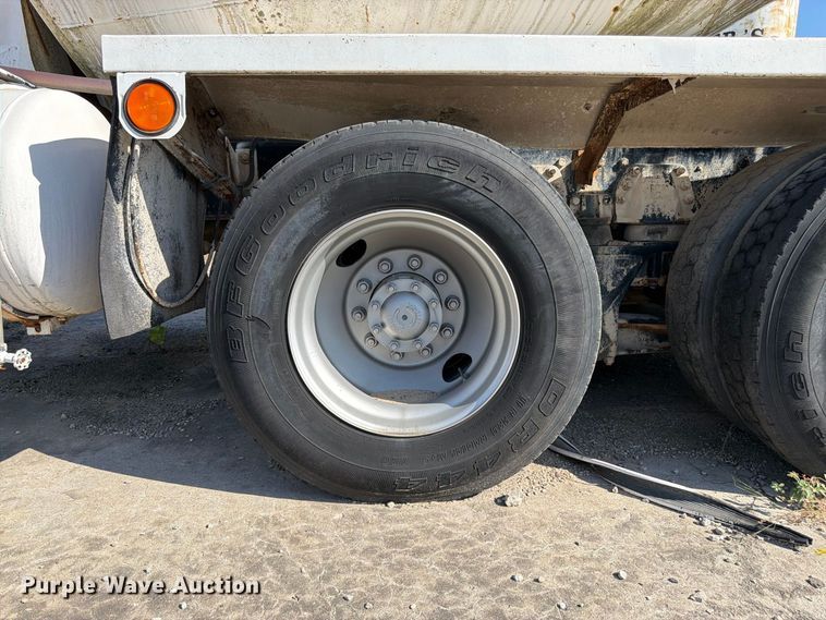 image for item DT3055 1997 Ford LT9000 ready mix truck