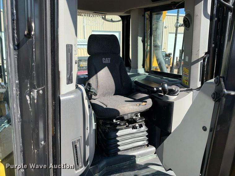 image for item DU1582 2015 Caterpillar D8T dozer
