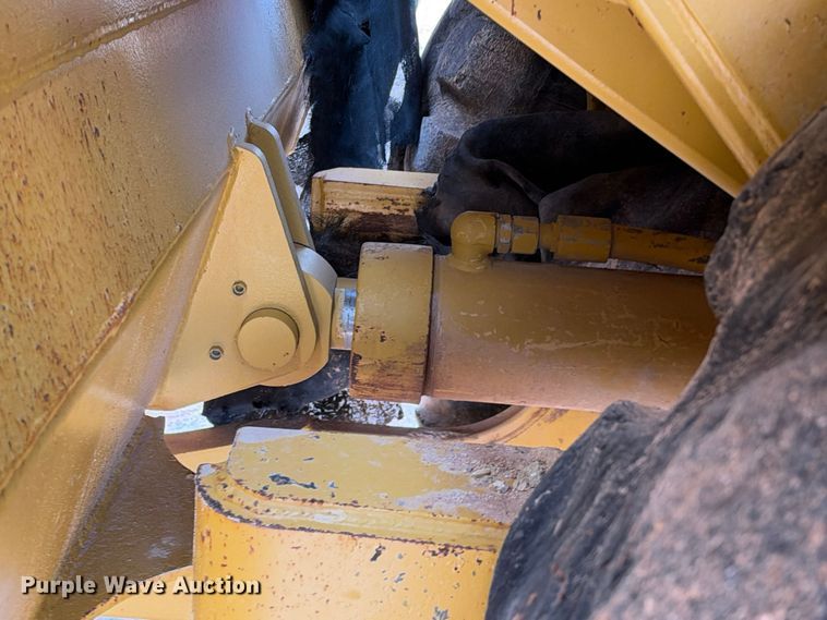 image for item DU1587 2000 Caterpillar 611 scraper