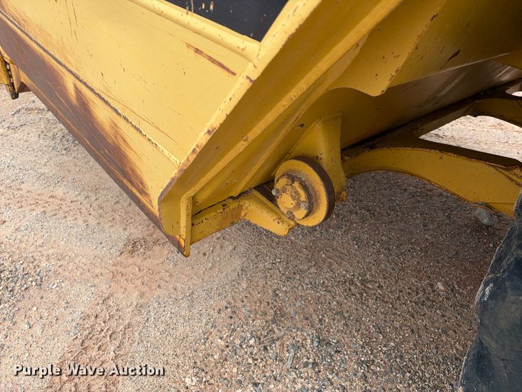 image for item DU1587 2000 Caterpillar 611 scraper