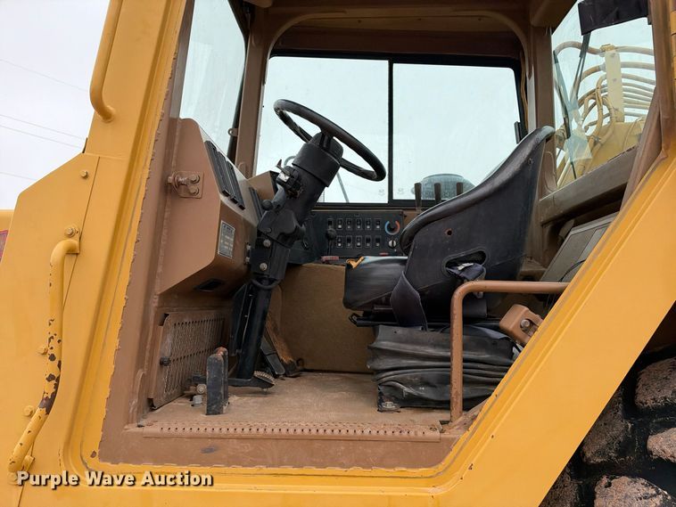 image for item DU1587 2000 Caterpillar 611 scraper