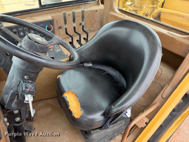 image for item DU1587 2000 Caterpillar 611 scraper