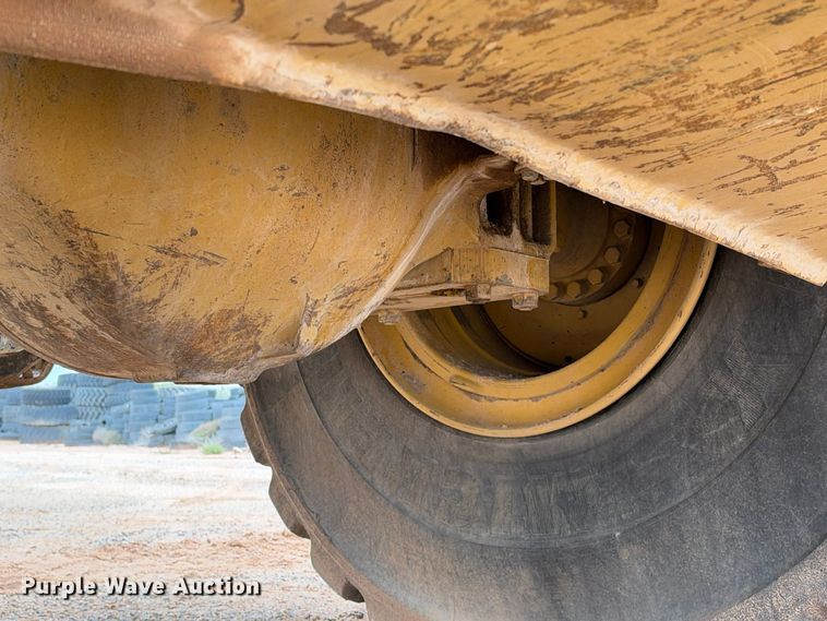 image for item DU1587 2000 Caterpillar 611 scraper