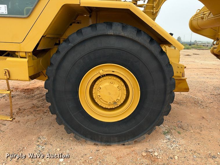 image for item DU1587 2000 Caterpillar 611 scraper