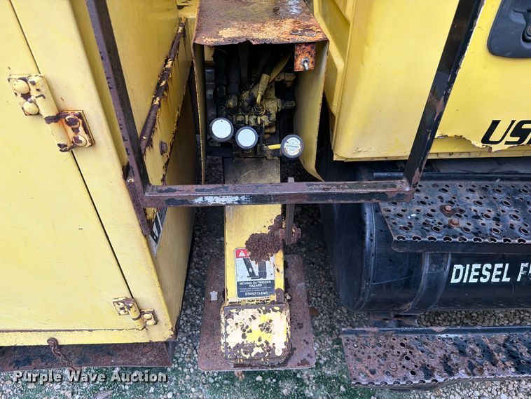 image for item DV7390 2005 International 4800 forestry bucket truck
