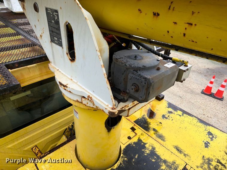image for item DV7390 2005 International 4800 forestry bucket truck