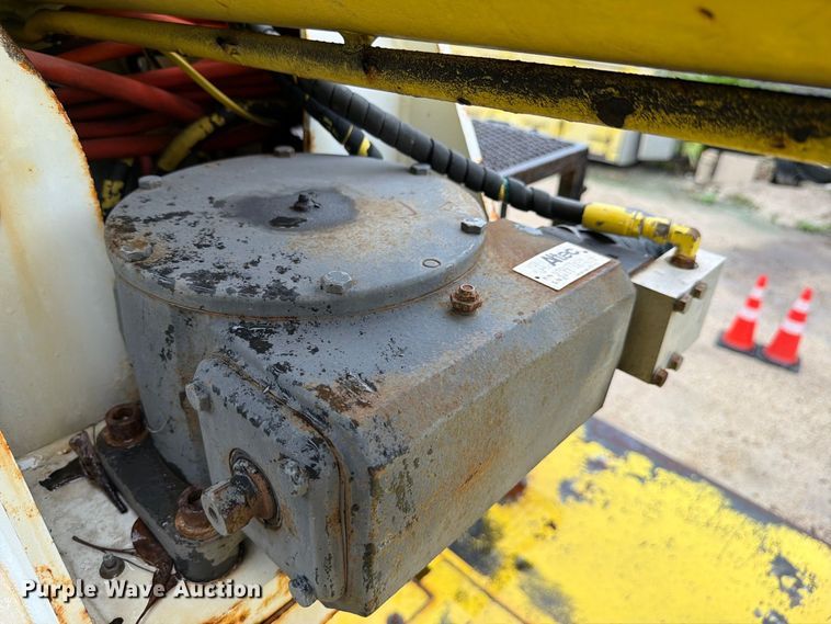 image for item DV7390 2005 International 4800 forestry bucket truck