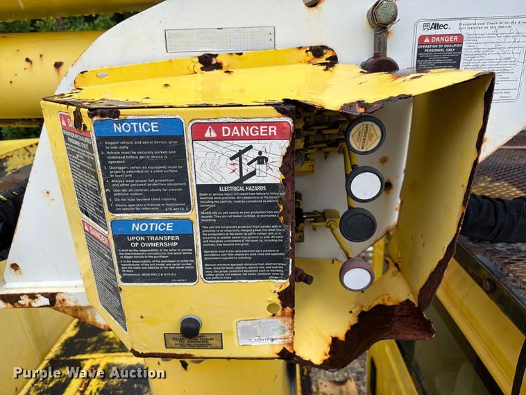image for item DV7390 2005 International 4800 forestry bucket truck