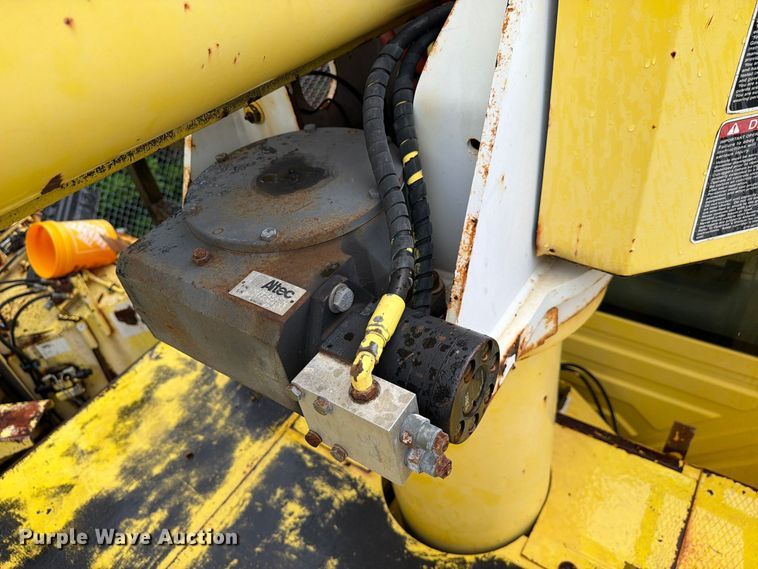 image for item DV7390 2005 International 4800 forestry bucket truck