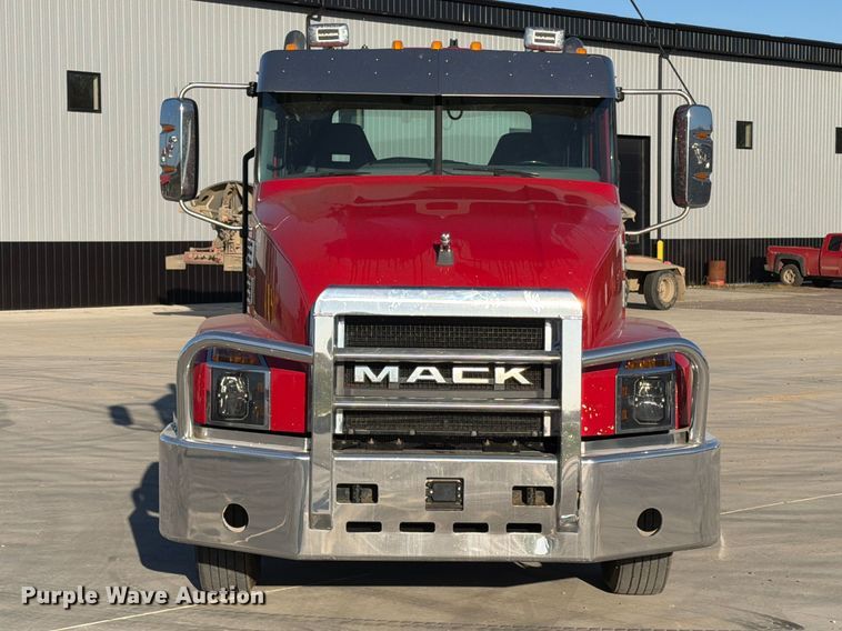 image for item EA0593 2018 Mack Anthem semi truck