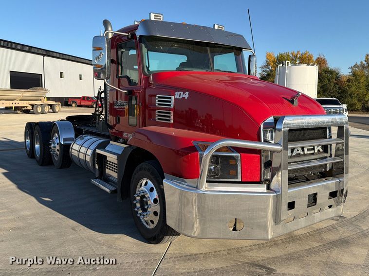 image for item EA0593 2018 Mack Anthem semi truck