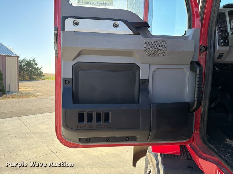 image for item EA0593 2018 Mack Anthem semi truck