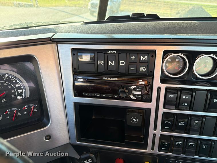 image for item EA0593 2018 Mack Anthem semi truck