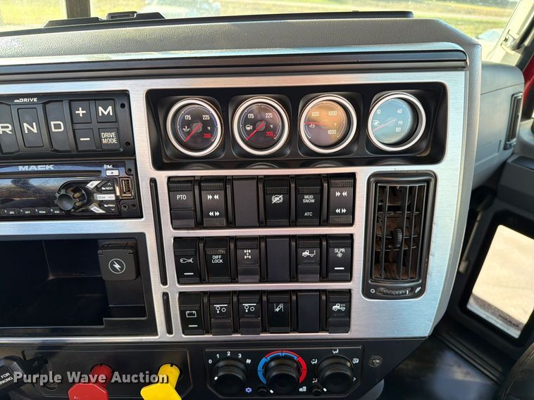 image for item EA0593 2018 Mack Anthem semi truck