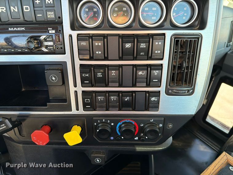 image for item EA0593 2018 Mack Anthem semi truck