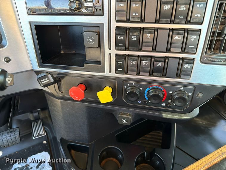 image for item EA0593 2018 Mack Anthem semi truck