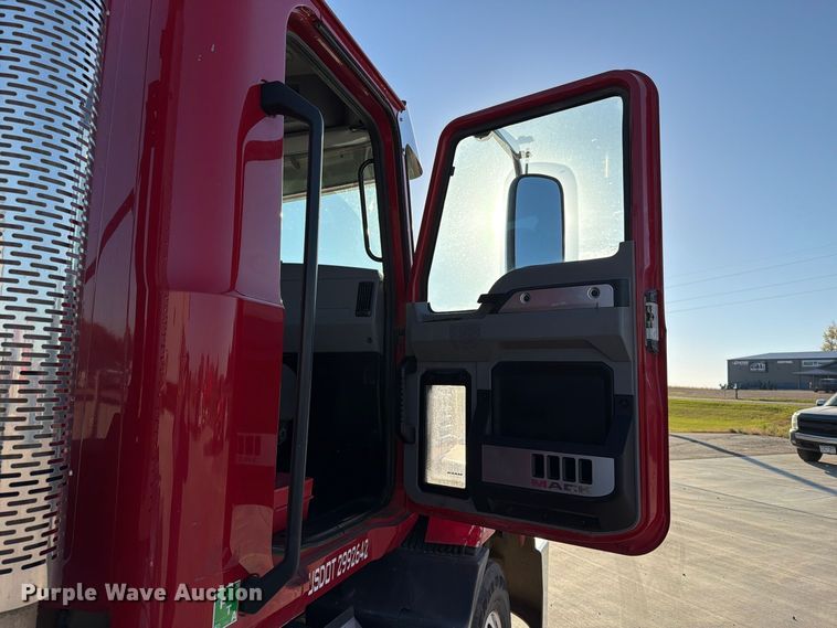 image for item EA0593 2018 Mack Anthem semi truck