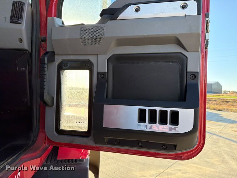 image for item EA0593 2018 Mack Anthem semi truck
