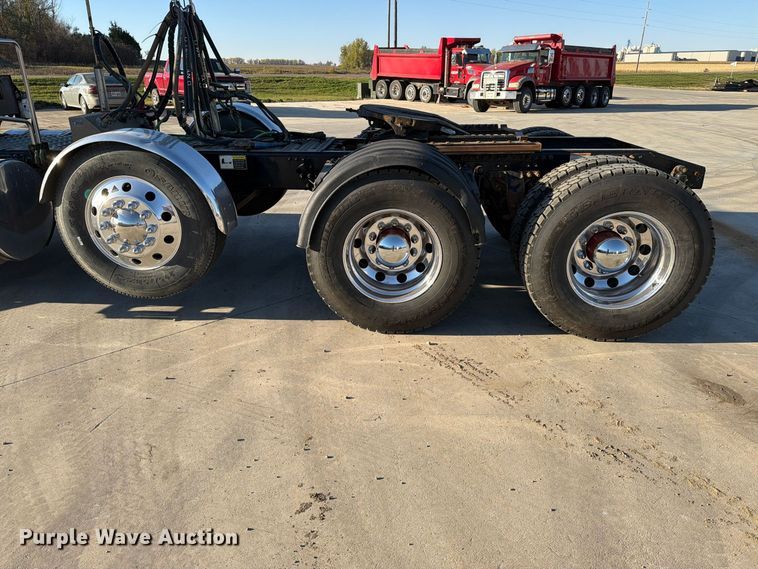 image for item EA0593 2018 Mack Anthem semi truck